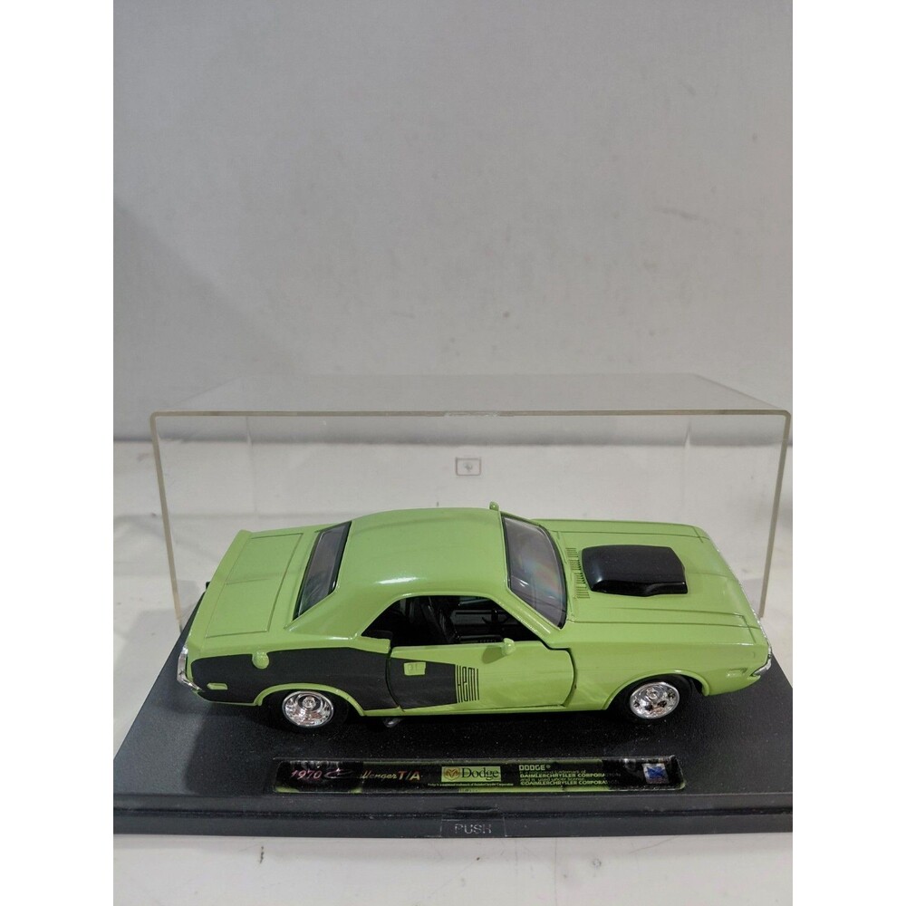 New Ray 1:32 Die Cast 1970 Dodge Challenger Hemi Muscle Car w/Case